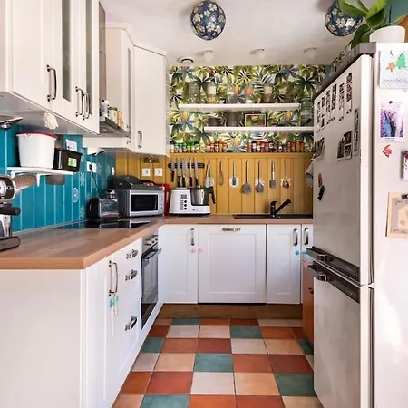 Spacious In Tastefully Decorated House بيت للعطل